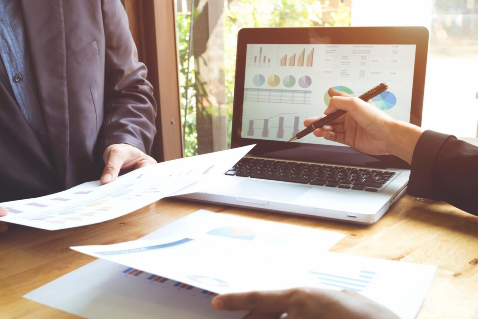 Estudiante revisando dashboard de progreso