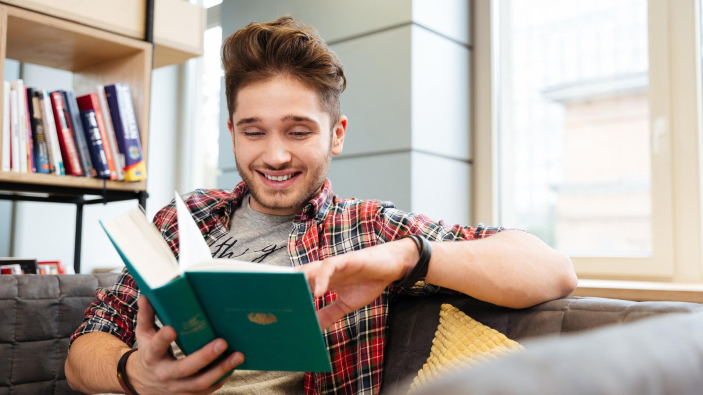 Estudiantes trabajando en optimización de contenido digital
